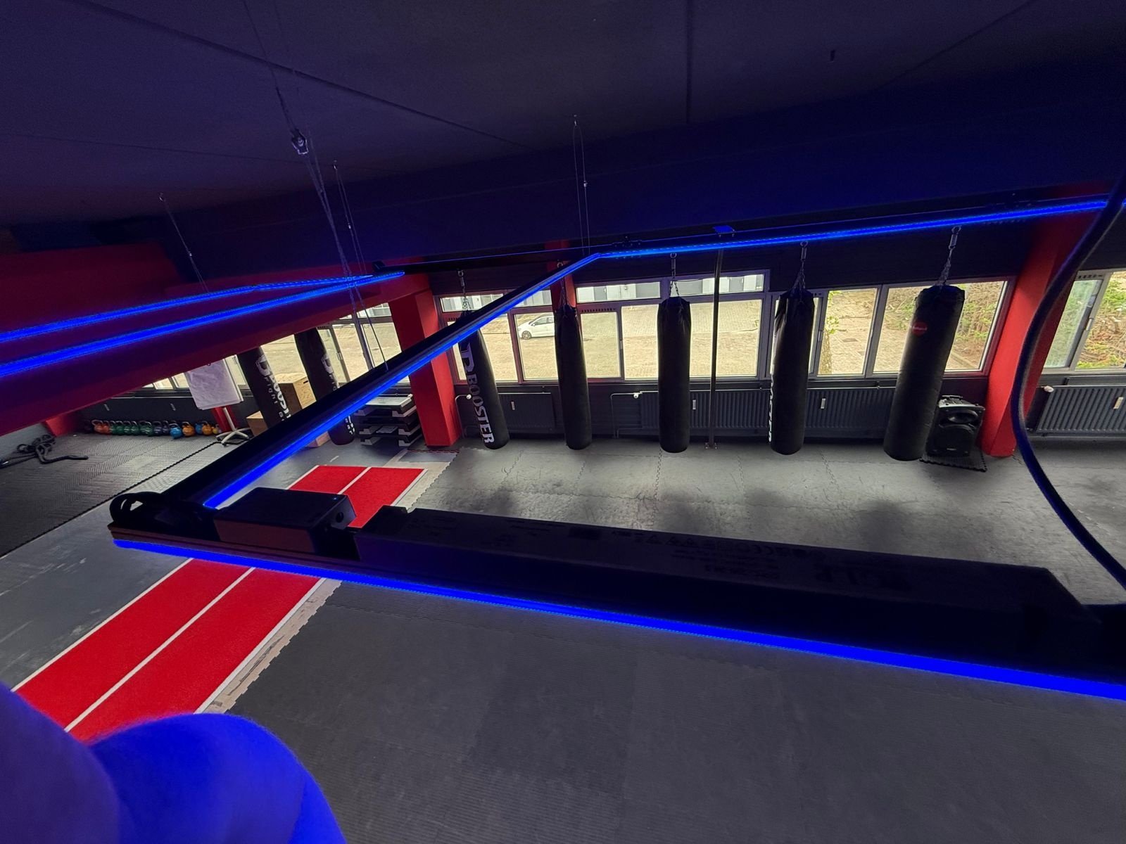 Projektansicht von Power Up Gym Fitnessstudio Assen mit indirekter LED-Beleuchtung