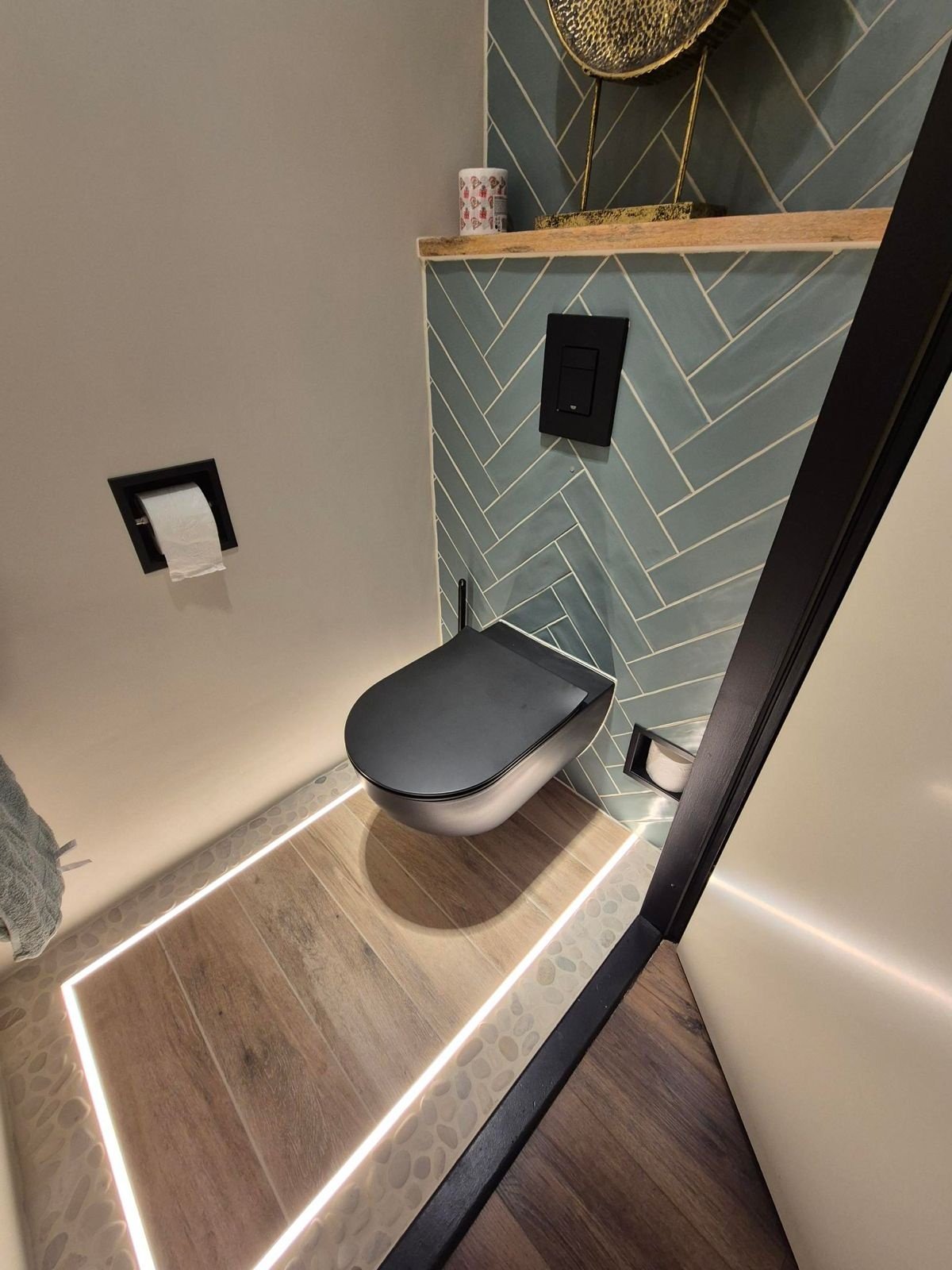 Projektansicht von Toilettboden und -wände mit LED-Profilen und LED-Streifen ausgestattet mit indirekter LED-Beleuchtung