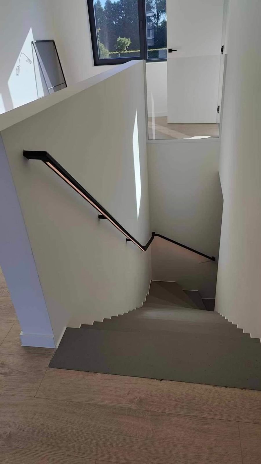Projektansicht von Individuelle Treppenbeleuchtung mit LED-Treppengeländerprofilen mit indirekter LED-Beleuchtung