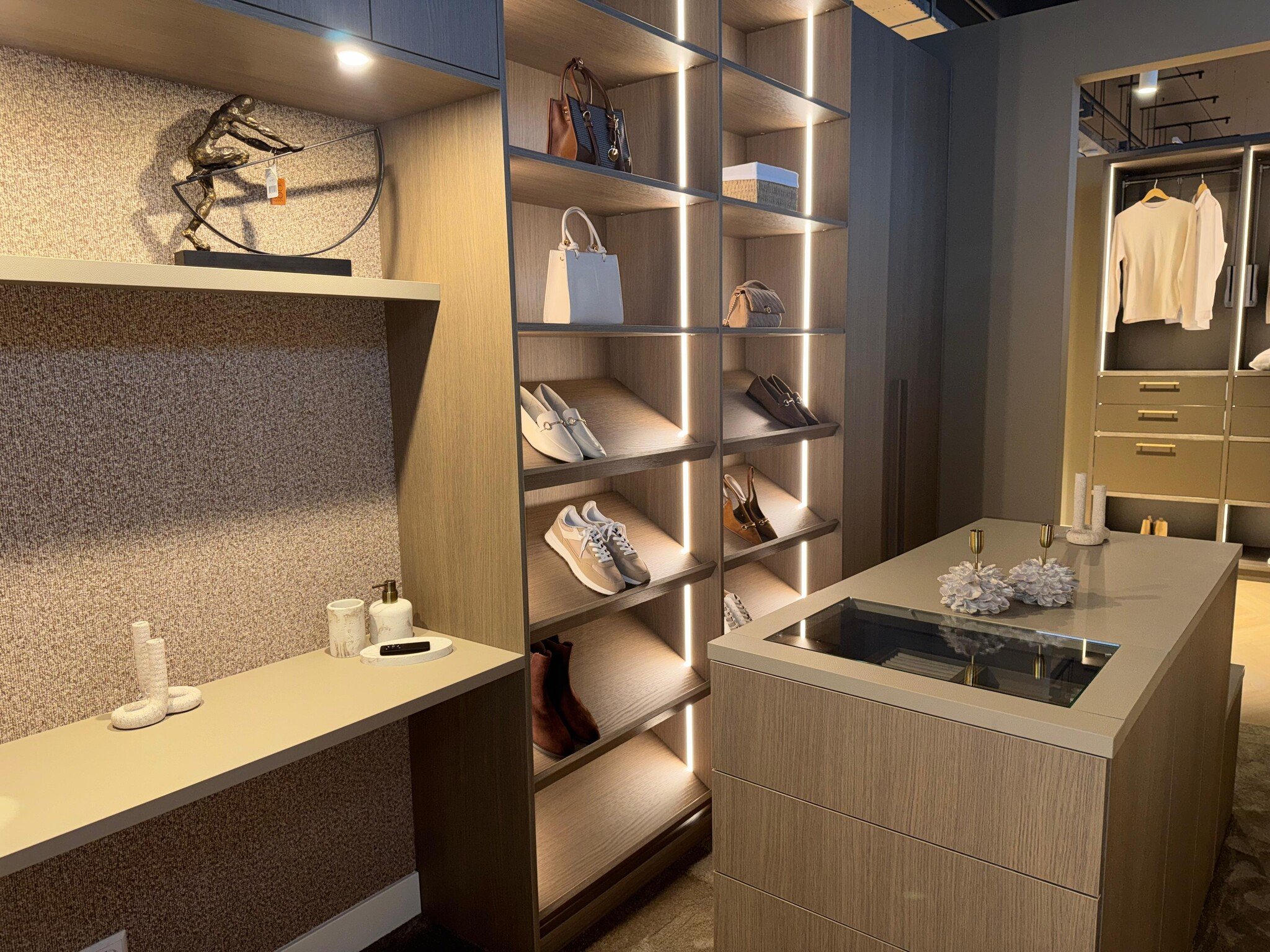 Wohnraumgestaltung zu Hause Zaanstad mit stimmungsvoller LED-Lösung und hochwertiger Ausstrahlung