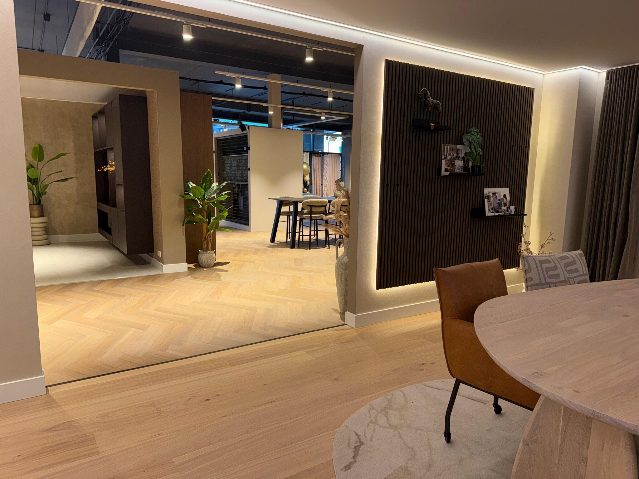 Detailansicht von Wohnraumgestaltung zu Hause Zaanstad mit moderner Lichtintegration