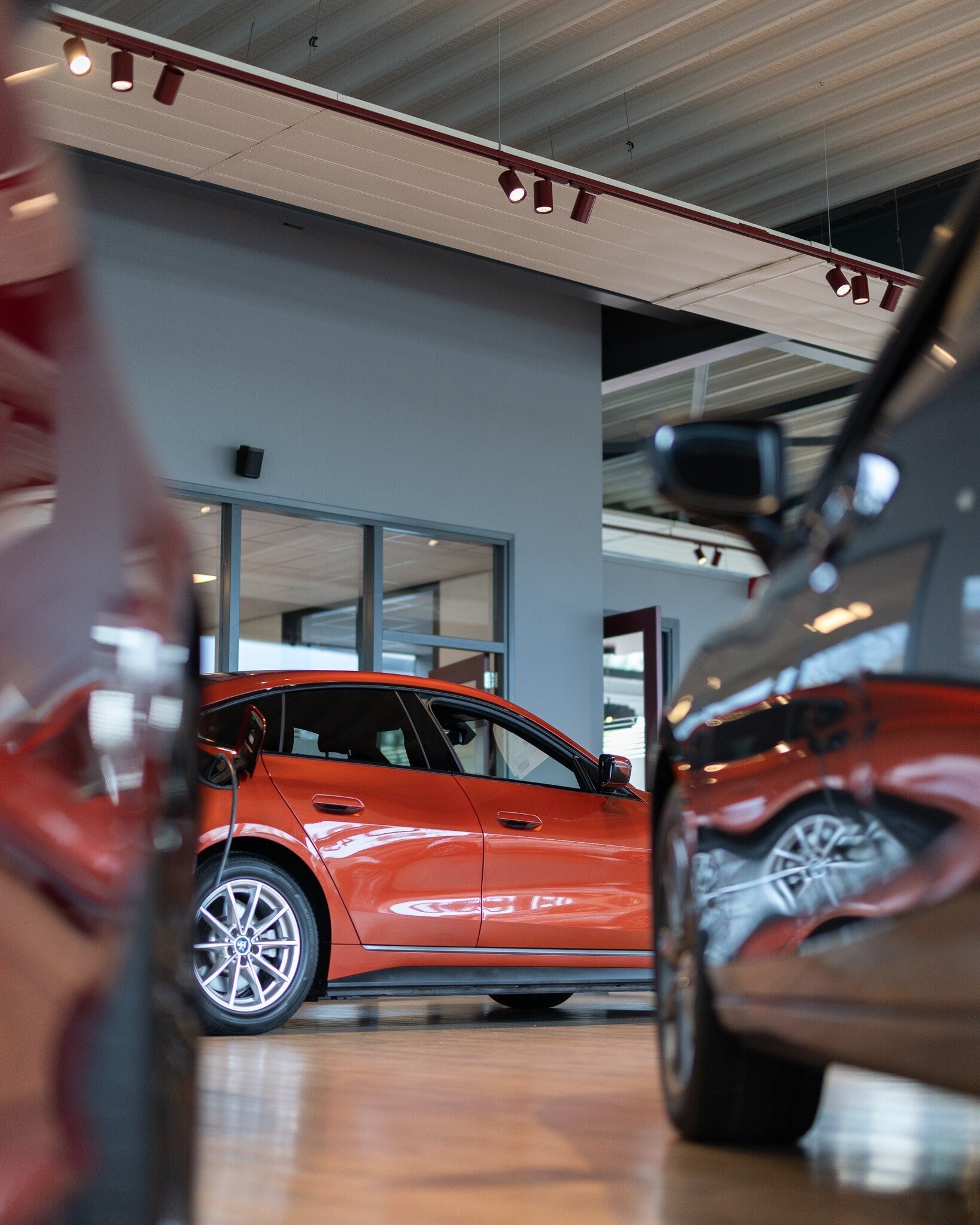 Projektansicht von Autohaus Johan Meure Purmerend mit indirekter LED-Beleuchtung