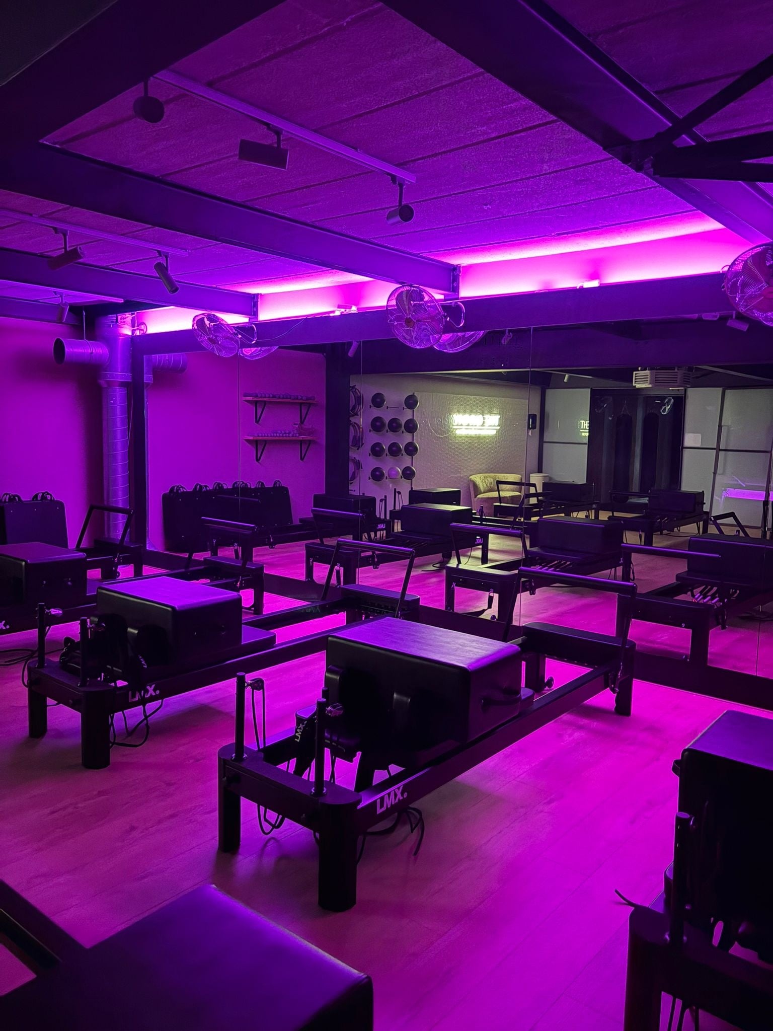 Projektansicht von Die Gymmy: Einzigartiges Fitnessstudio in Zaandam mit indirekter LED-Beleuchtung