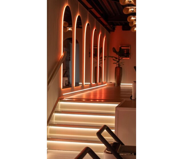 Flexibles weißes LED-Profil mit halbrunder opaker Klickabdeckung, 2 Meter, 20 mm x 3,3 mm – F12WIT – Ideal für LED-Streifen, Montage und Beleuchtungslösungen