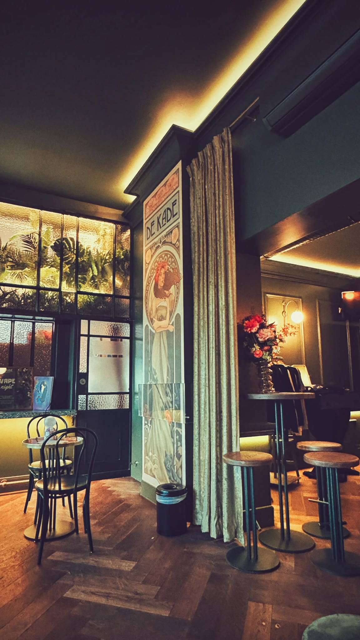 Projektansicht von Coffeeshop-Beleuchtung mit LED-Streifen mit indirekter LED-Beleuchtung