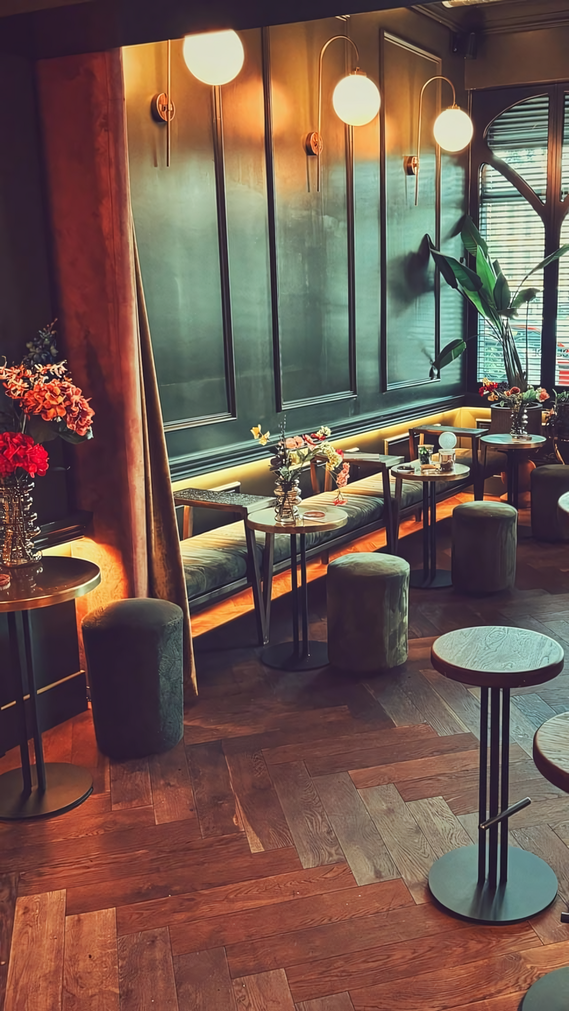 Coffeeshop-Beleuchtung mit LED-Streifen mit professioneller LED-Beleuchtung und klaren Lichtlinien