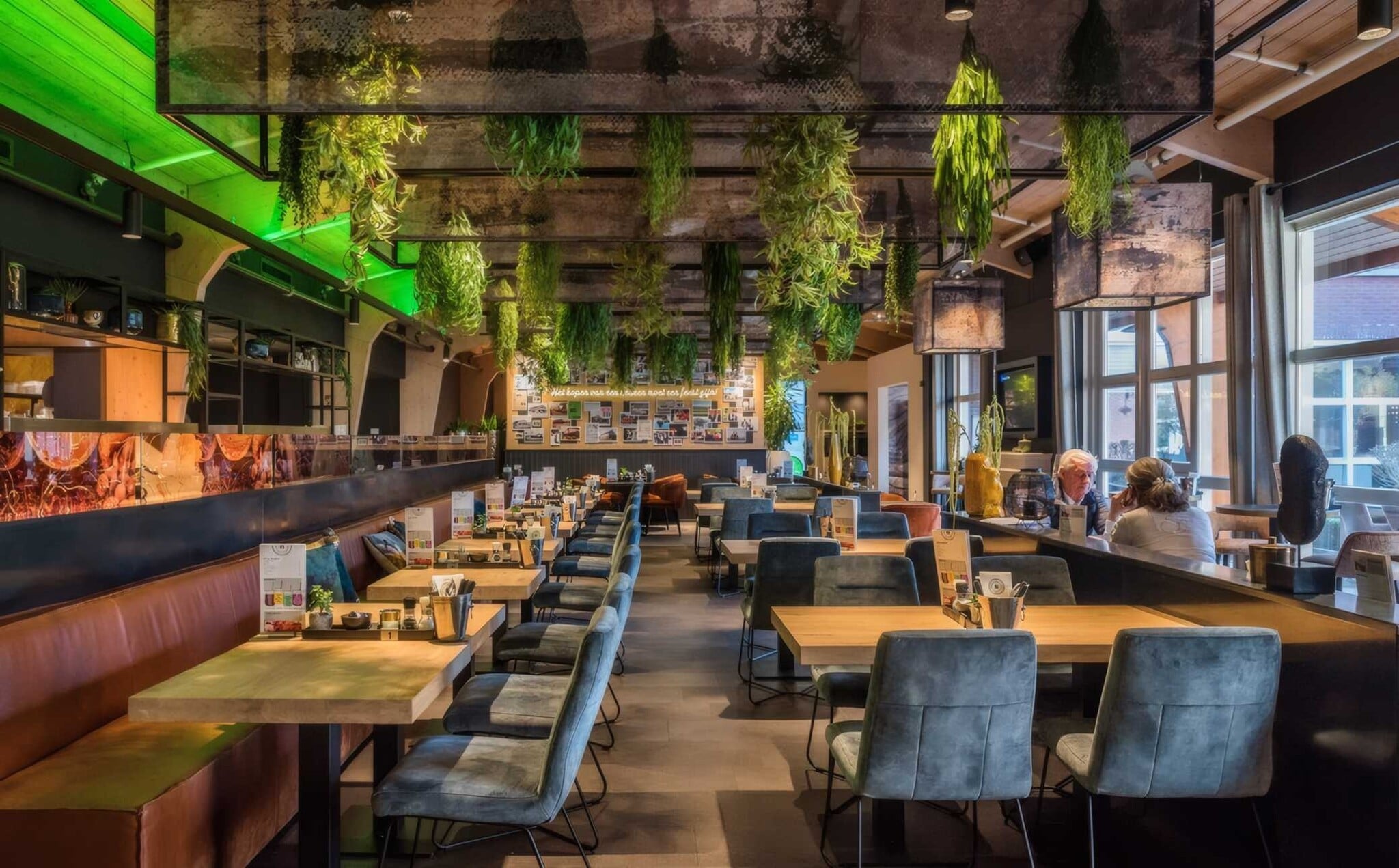 Vollständiger Lichtplan mit Schienenbeleuchtung für Welt's Inside Lunchroom mit stimmungsvoller LED-Lösung und hochwertiger Ausstrahlung