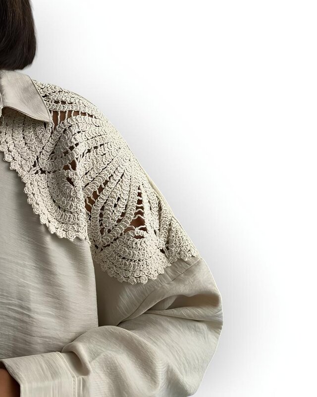 Dames Beige Blouse | Borduursels & Asymmetrisch Design