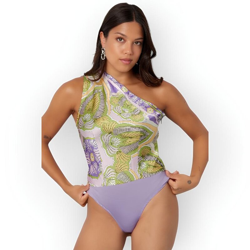 Zarae – Satijnachtige One Shoulder Bodysuit met Lila-Groene Print