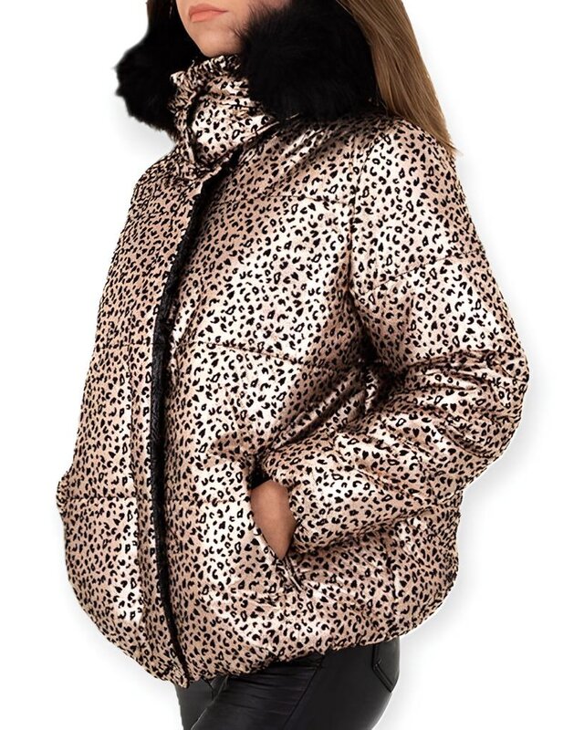 Lana – Luxe Goudkleurige Jas met Zwarte Fluwelen Panterprint