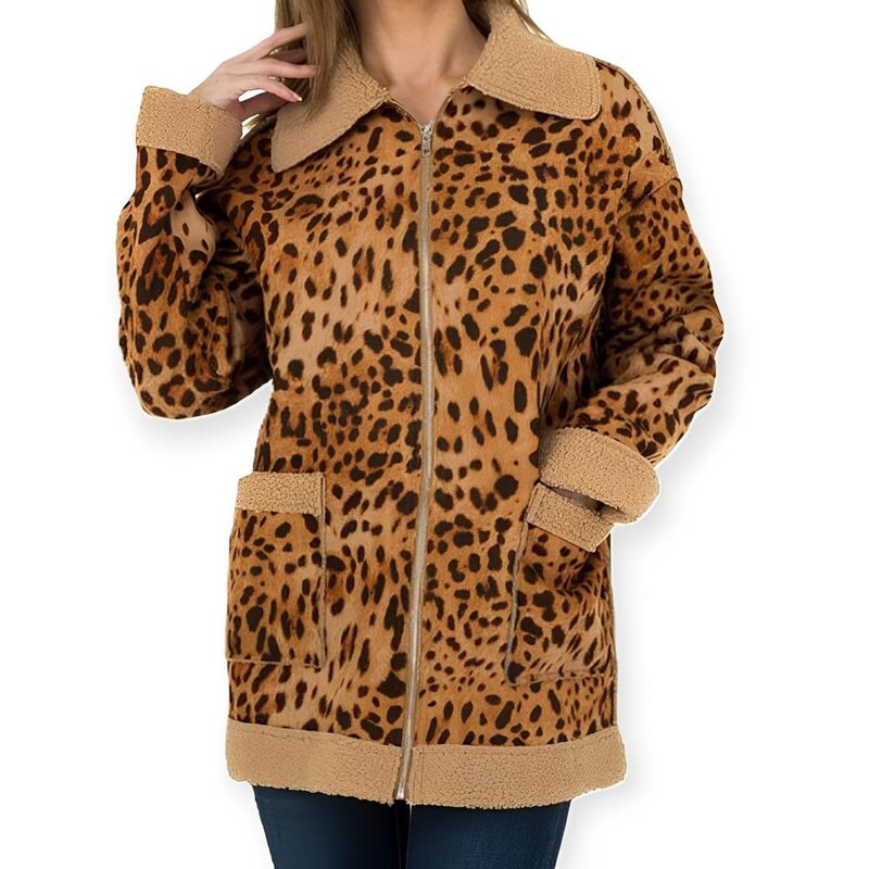 Reva – Halflange Luipaardjas met Beige Teddy Randen en Comfort Fit