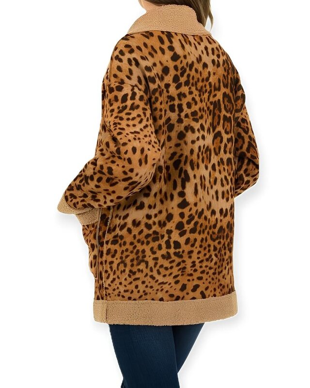 Reva – Halflange Luipaardjas met Beige Teddy Randen en Comfort Fit