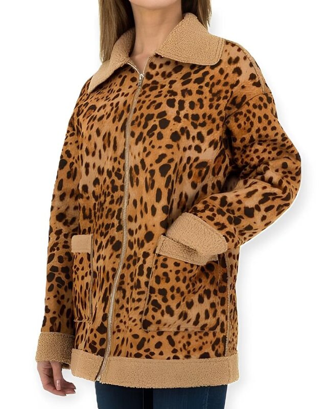 Reva – Halflange Luipaardjas met Beige Teddy Randen en Comfort Fit