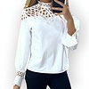 Elva – Elegante Witte Blouse met Satijnen Parel accenten en Opengewerkt Design
