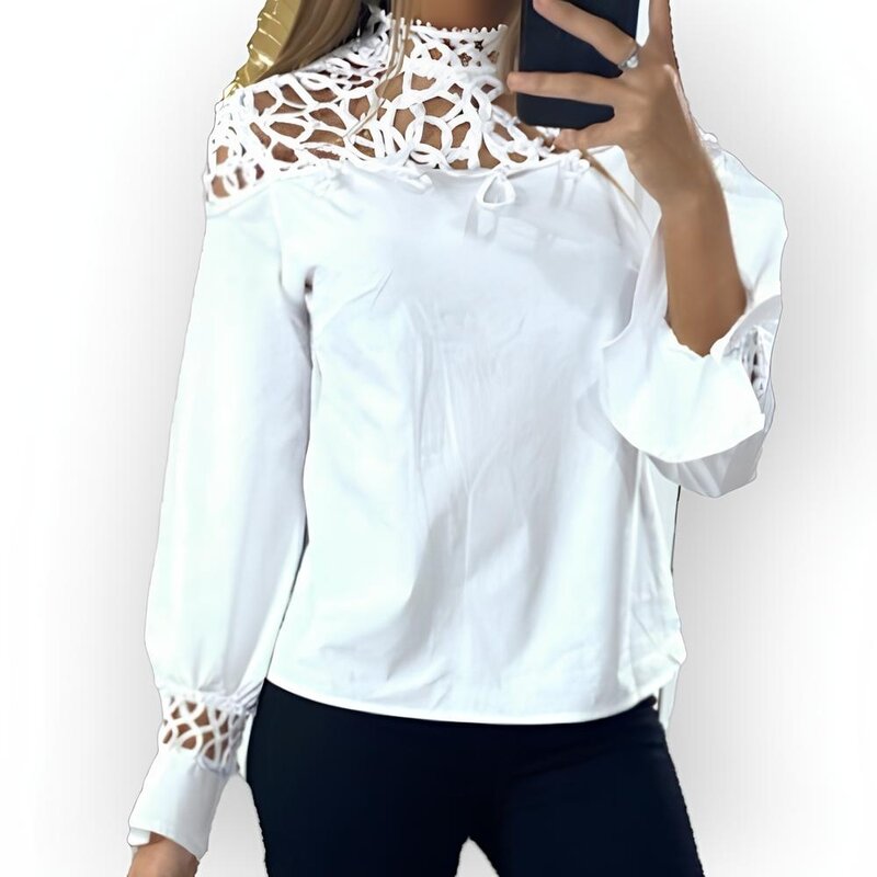 Elva – Elegante Witte Blouse met Satijnen Parel accenten en Opengewerkt Design