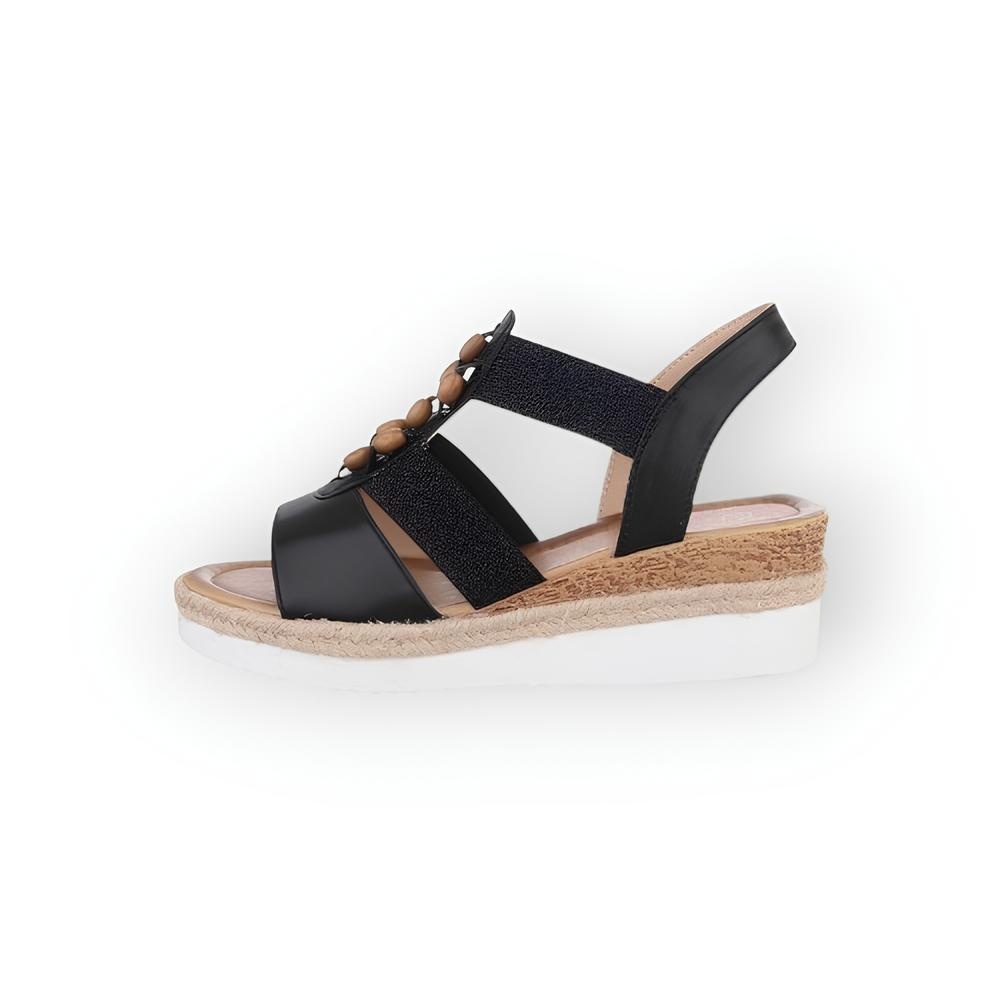 Liora – Elegante Zomersandalen met Sleehak, Zwart Imitatieleder en Houten Kralendetail