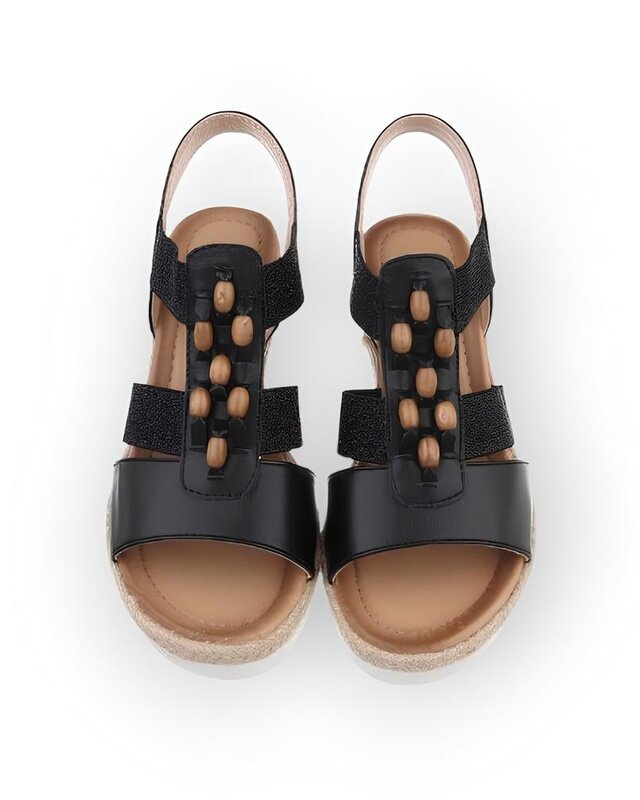 Liora – Elegante Zomersandalen met Sleehak, Zwart Imitatieleder en Houten Kralendetail