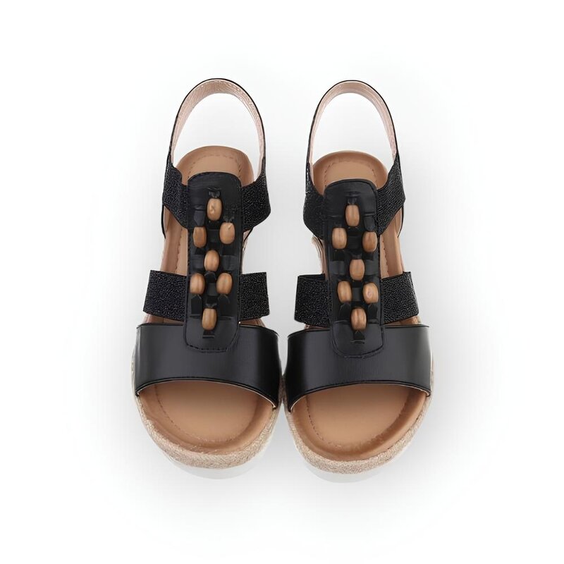 Liora – Elegante Zomersandalen met Sleehak, Zwart Imitatieleder en Houten Kralendetail