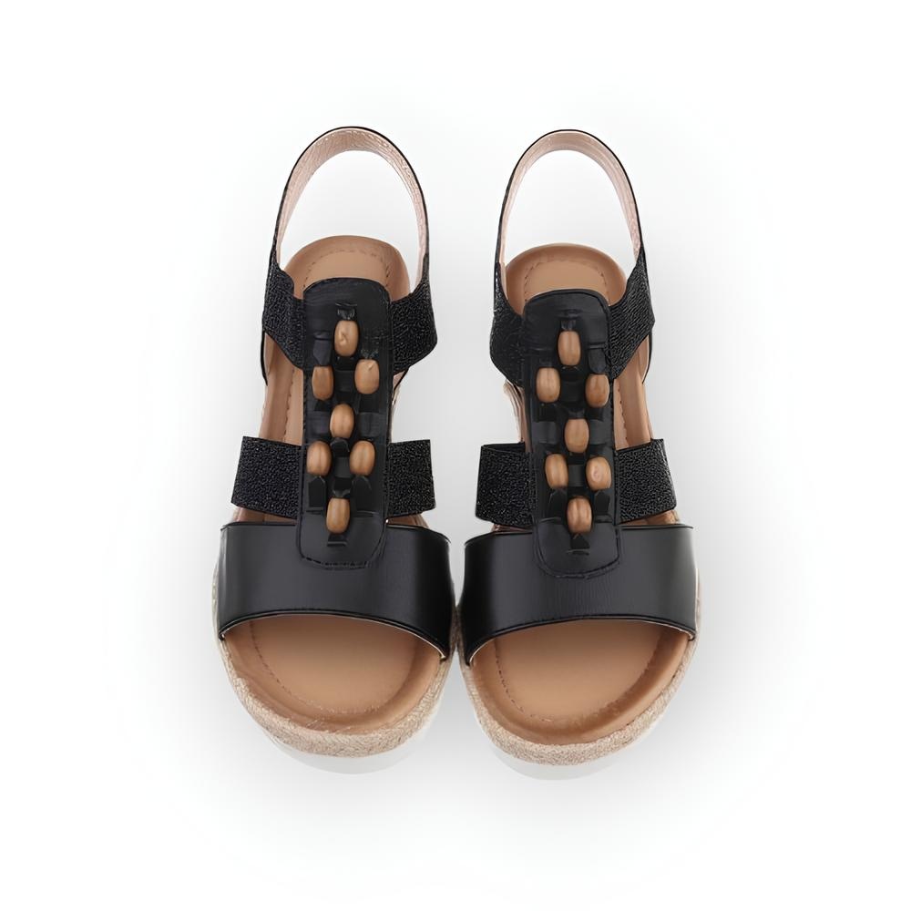 Liora – Elegante Zomersandalen met Sleehak, Zwart Imitatieleder en Houten Kralendetail