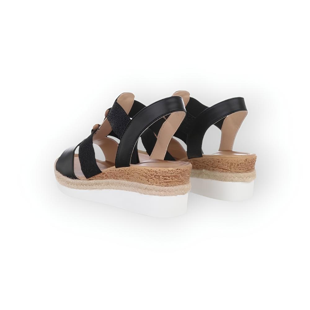 Liora – Elegante Zomersandalen met Sleehak, Zwart Imitatieleder en Houten Kralendetail