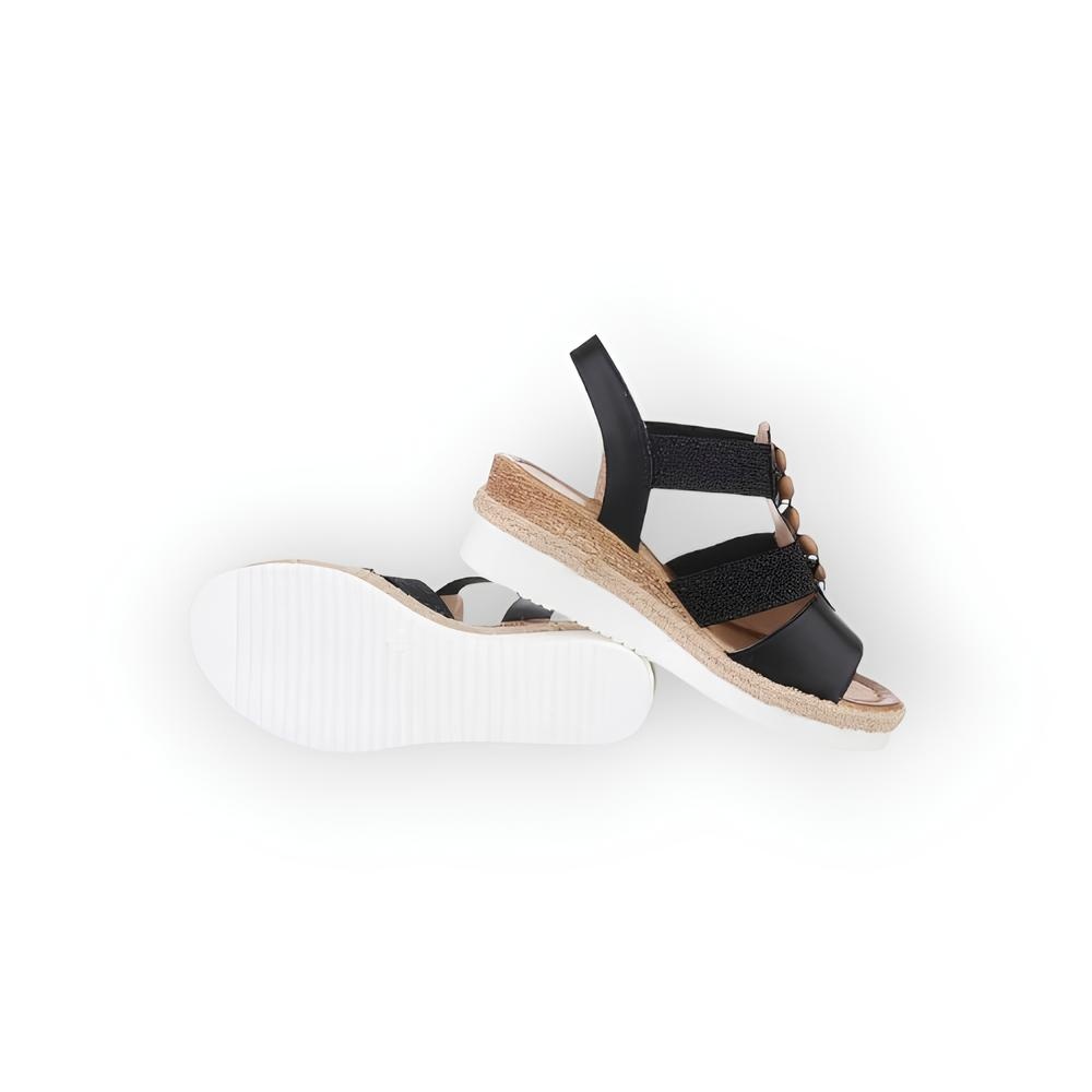 Liora – Elegante Zomersandalen met Sleehak, Zwart Imitatieleder en Houten Kralendetail