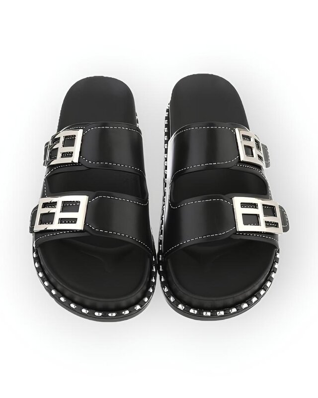 Reva – Stoere Zomerslippers in Zwart met Zilveren Gespen en Rondom Studdetails