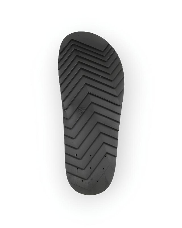 Reva – Stoere Zomerslippers in Zwart met Zilveren Gespen en Rondom Studdetails