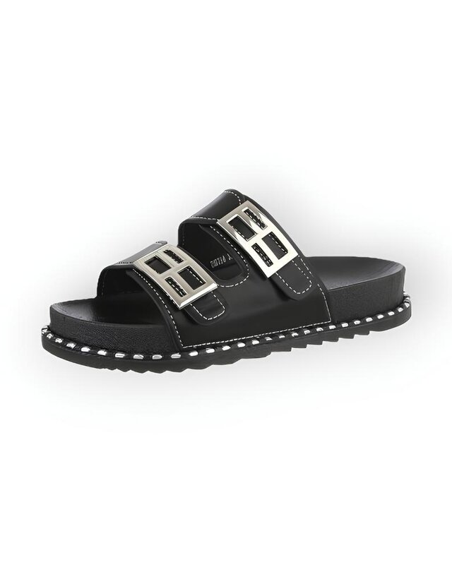 Reva – Stoere Zomerslippers in Zwart met Zilveren Gespen en Rondom Studdetails