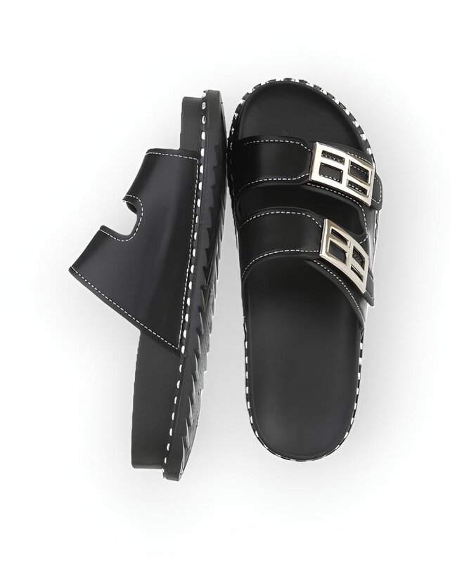 Reva – Stoere Zomerslippers in Zwart met Zilveren Gespen en Rondom Studdetails