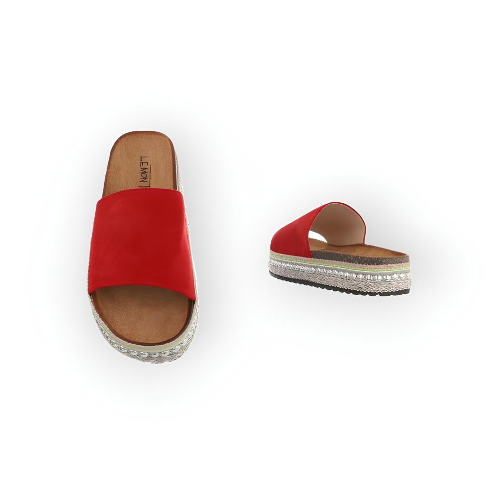 Suri – Suedine Slippers in Rood met Studdetails en Comfortabele Pasvorm