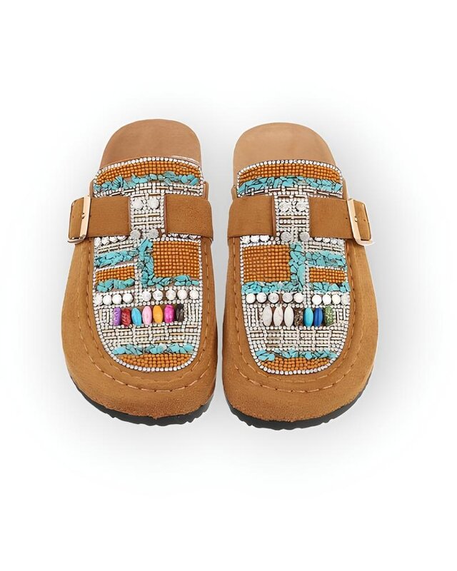 Liora – Suedine Instappers in Zwart of Camel met Glanzende Steentjes, Kralen en Decoratieve Gesp