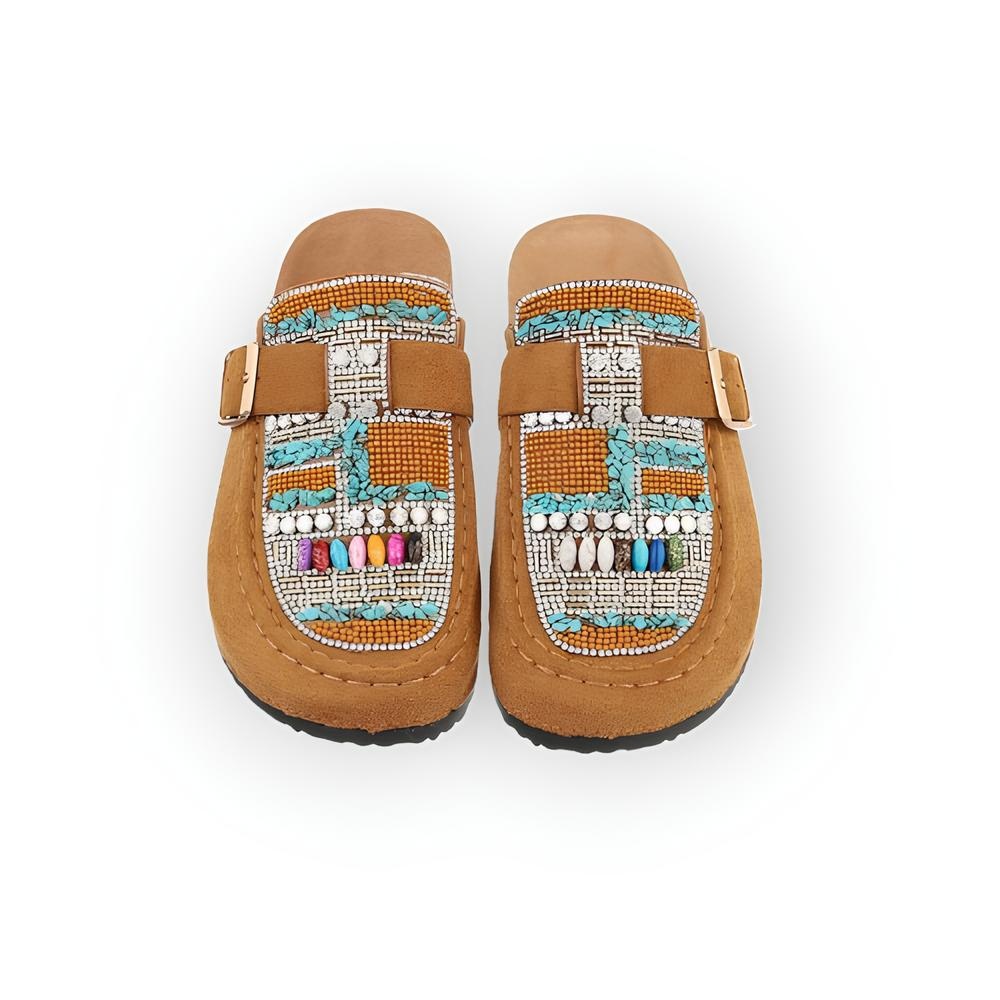 Liora – Suedine Instappers in Zwart of Camel met Glanzende Steentjes, Kralen en Decoratieve Gesp