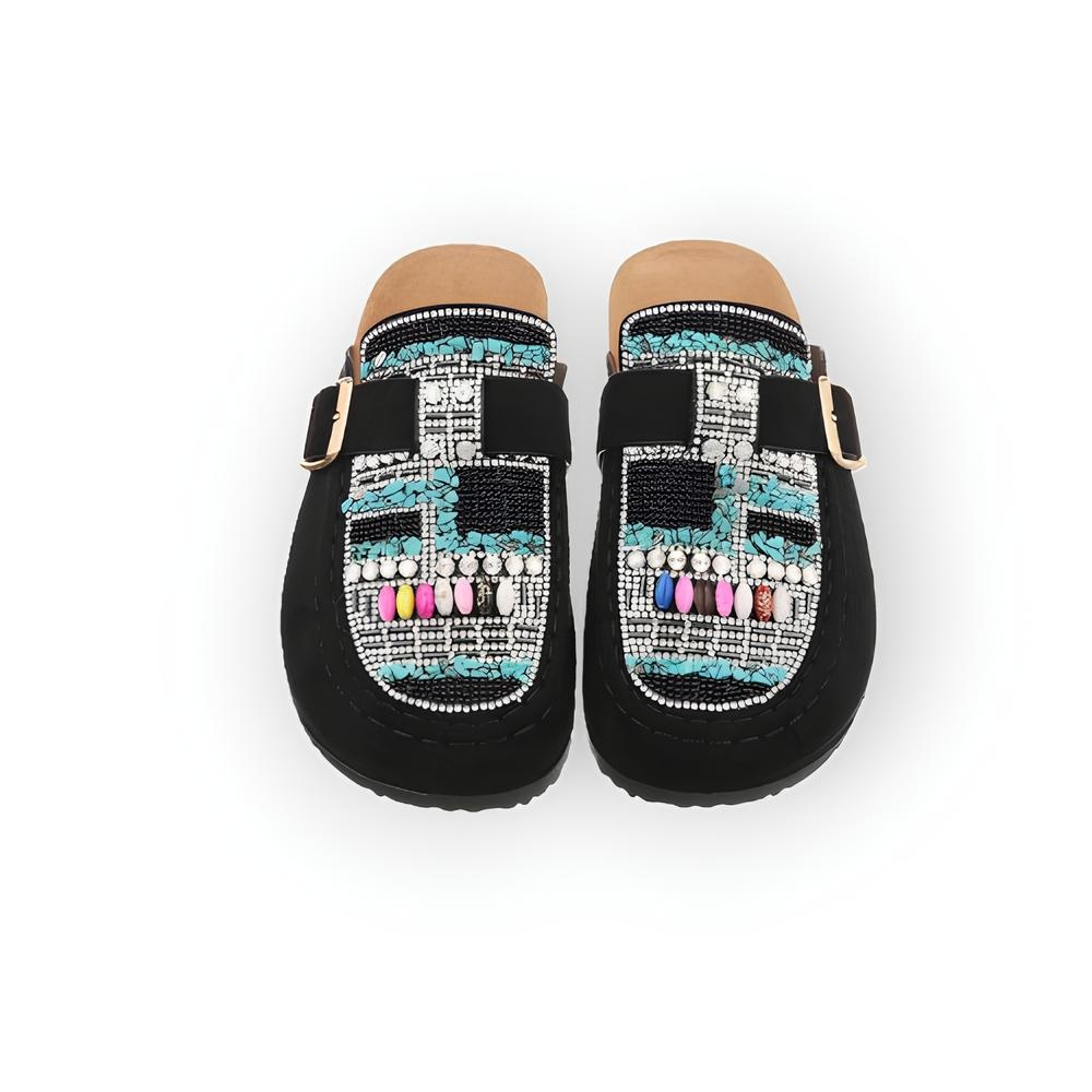 Liora – Suedine Instappers in Zwart of Camel met Glanzende Steentjes, Kralen en Decoratieve Gesp