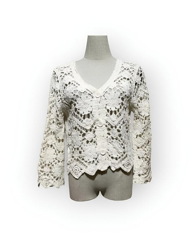 Liora – V-Hals Broderie Top met Knoopsluiting