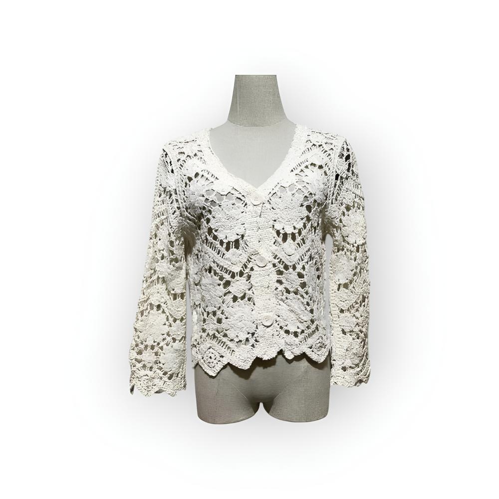 Liora – V-Hals Broderie Top met Knoopsluiting