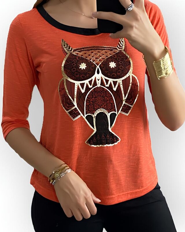 Lia – Rood Shirt Met Uilenprint, Goudaccenten - Zwarte Strik