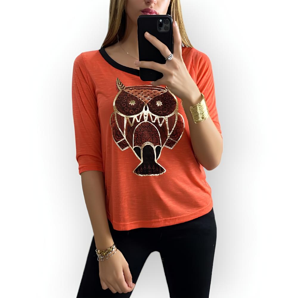 Lia – Rood Shirt Met Uilenprint, Goudaccenten - Zwarte Strik