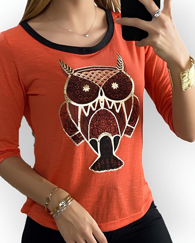 Lia – Rood Shirt Met Uilenprint, Goudaccenten - Zwarte Strik