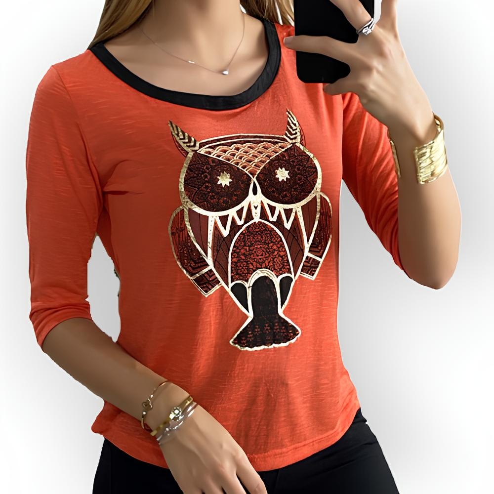 Lia – Rood Shirt Met Uilenprint, Goudaccenten - Zwarte Strik