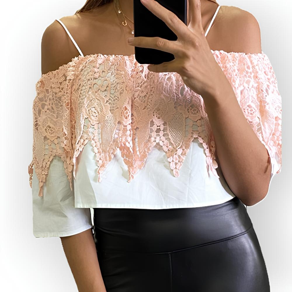 Romy – Witte Crop Top met Boothals, Spaghettibandjes - Kanten Broderie