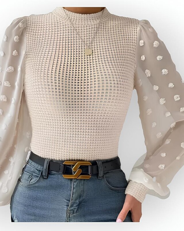 Letty – Ecru Top met Lange Transparante Mouwen en Subtiele Bolletjesstructuur