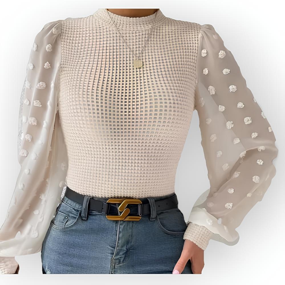 Letty – Ecru Top met Lange Transparante Mouwen en Subtiele Bolletjesstructuur