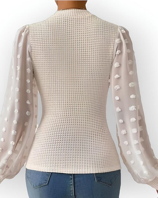 Letty – Ecru Top met Lange Transparante Mouwen en Subtiele Bolletjesstructuur