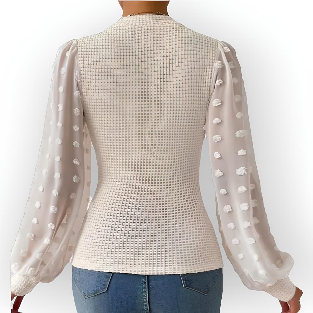 Letty – Ecru Top met Lange Transparante Mouwen en Subtiele Bolletjesstructuur
