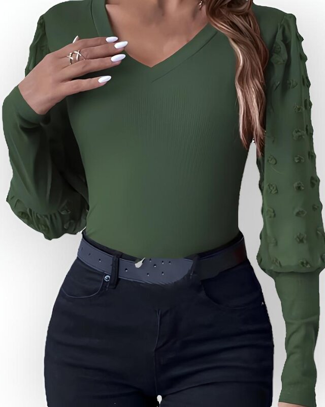 Tara – Groene Top met Lange Transparante Mouwen, Bolletjesstructuur