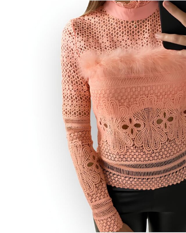 Niva – Roze Broderie Top met Lange Mouwen, Gevoerd Buste en Imitatie Verenrand