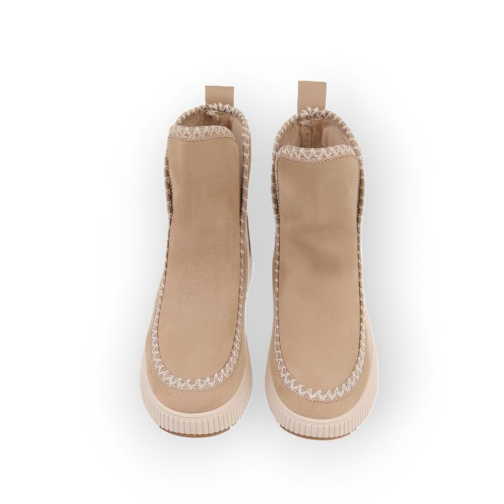 Seleste – Suedine Enkelboots met Contrasterend Sierstiksel en Luxe Afwerking