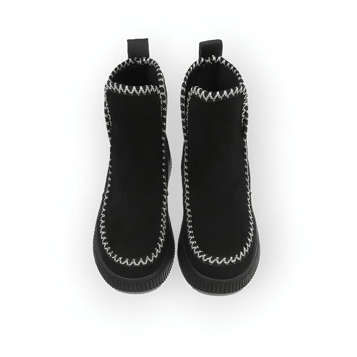 Seleste – Suedine Enkelboots met Contrasterend Sierstiksel en Luxe Afwerking