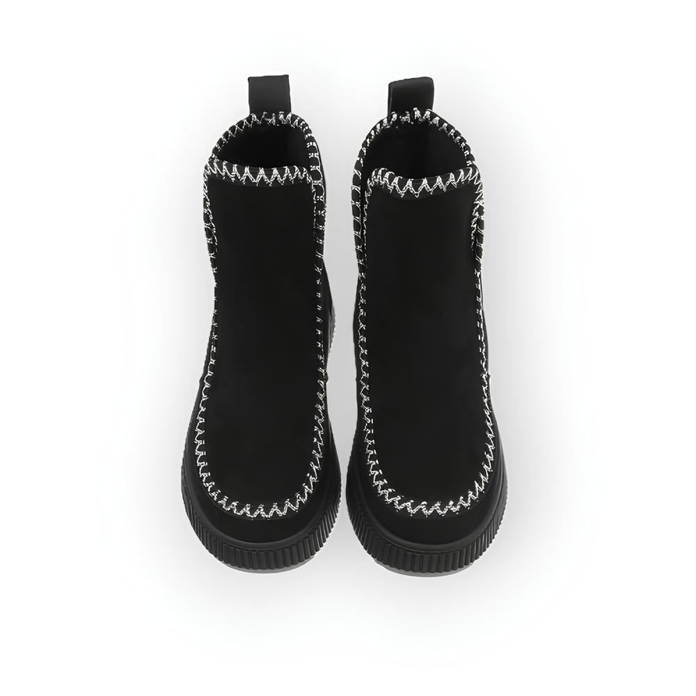 Seleste – Suedine Enkelboots met Contrasterend Sierstiksel en Luxe Afwerking