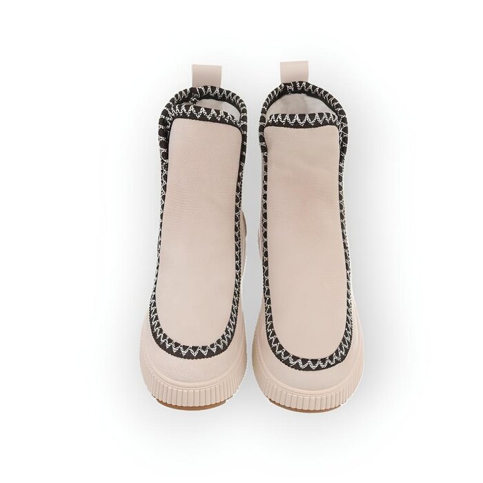 Seleste – Suedine Enkelboots met Contrasterend Sierstiksel en Luxe Afwerking